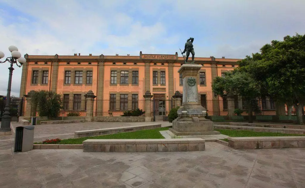 Monumento ai Caduti in Piazza Brigata Sassari