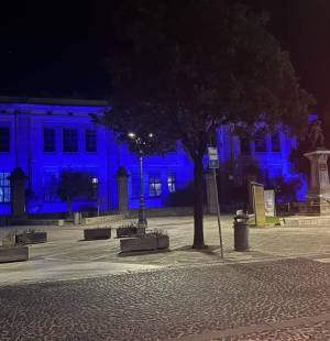Palazzo Municipale illuminato di blu